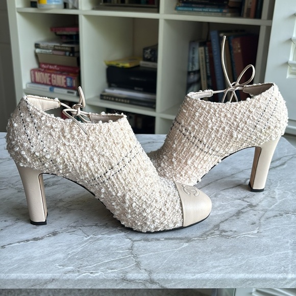 EUC Chanel Cream Tweed d’orsay 3.5” heel 2021 logo on leather toe z37 - Picture 4 of 8